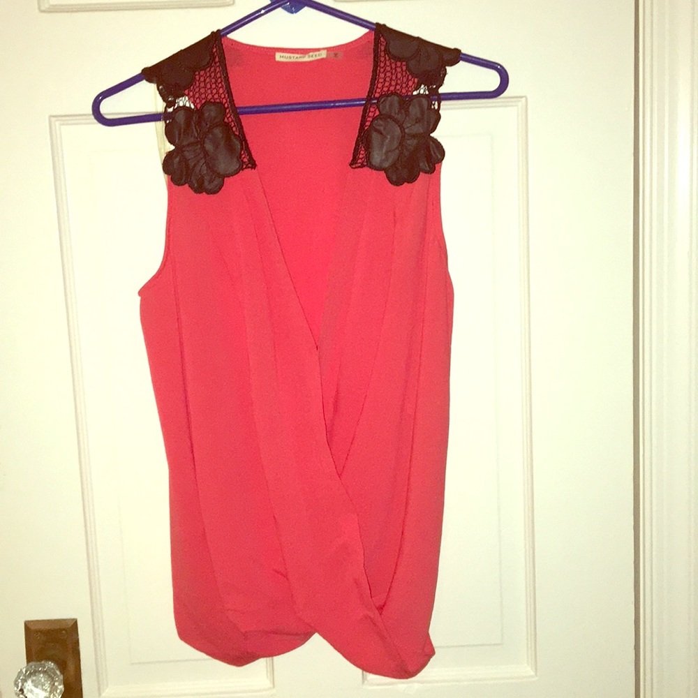 Mustard Seed pink top w black flower detail